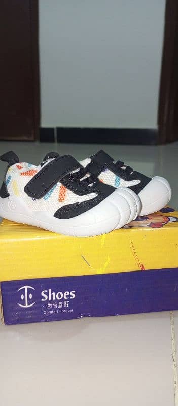 black and white shoes baby size 18 2