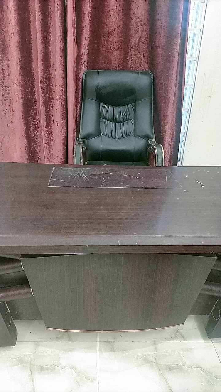 Executive office Table and Rolling chair . CONTACT(0335-5559114) 7