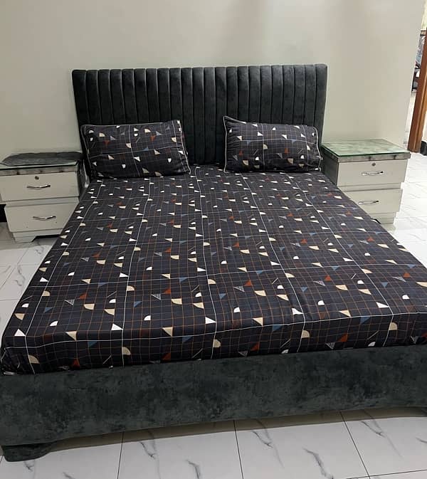 Queen size bed set in solid tali wood 0