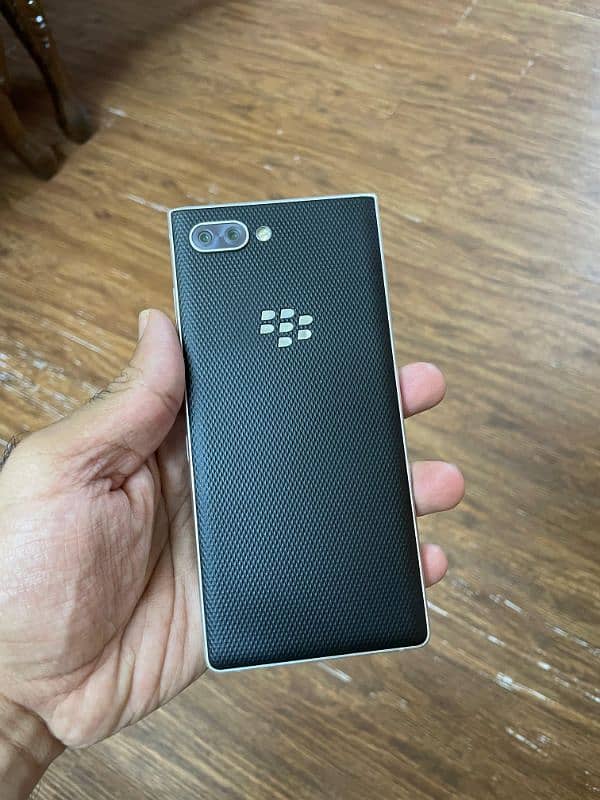 BlackBerry key 2 silver edition 1