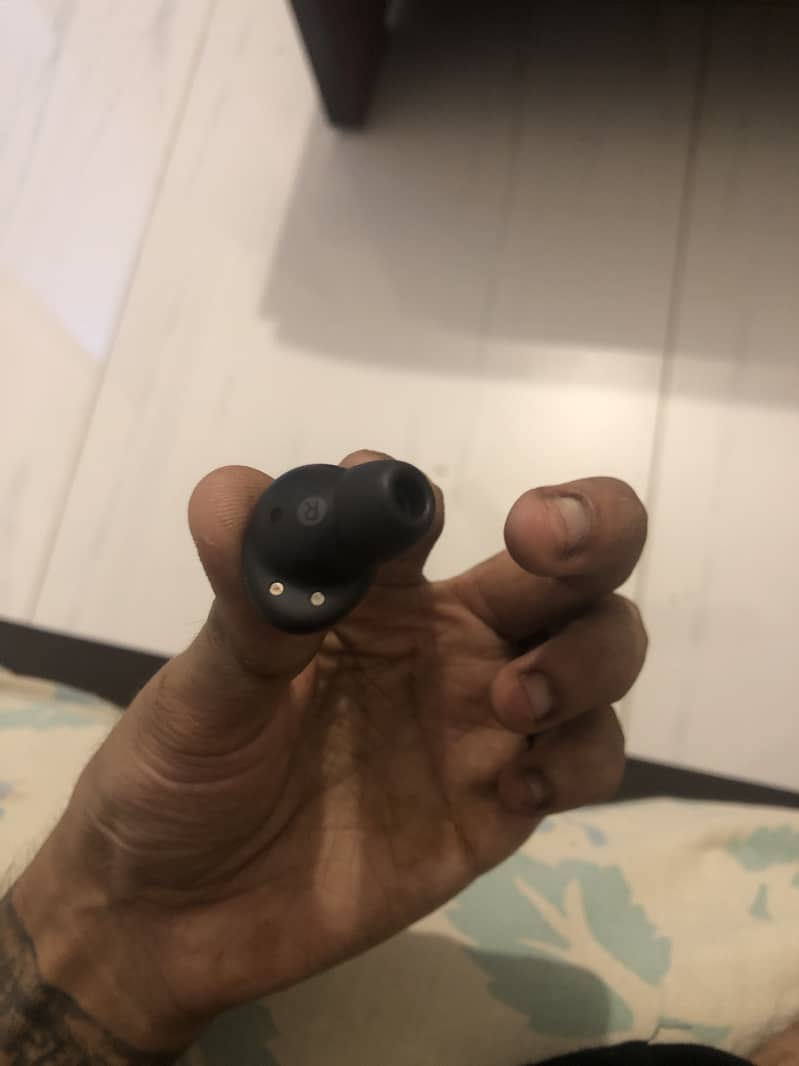 Galaxy Buds 2 pro in black 3