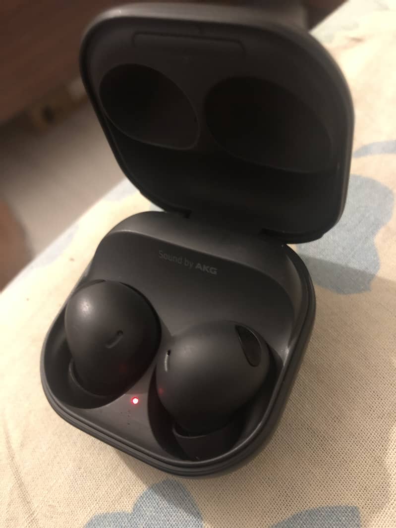 Galaxy Buds 2 pro in black 5