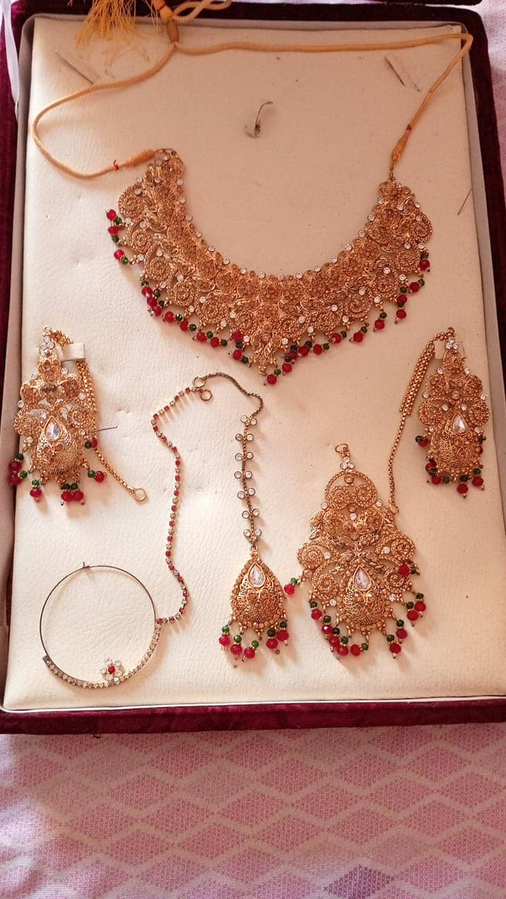 Complete jewelry set with only one time used 1