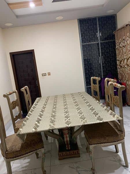 dinning table for sale in new condition 2