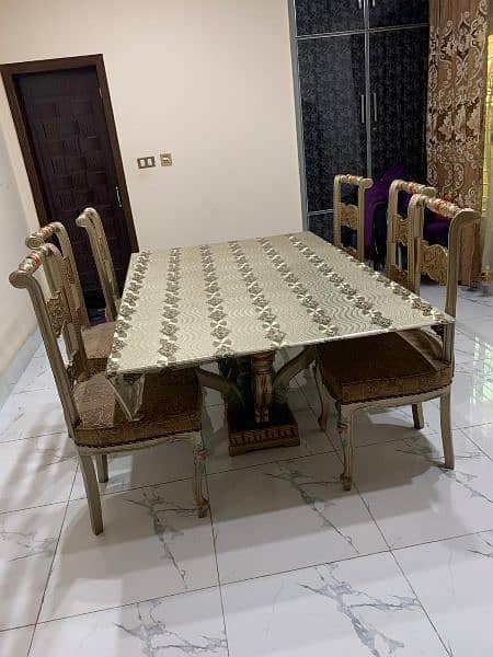 dinning table for sale in new condition 3