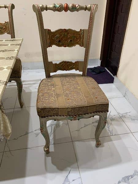 dinning table for sale in new condition 4