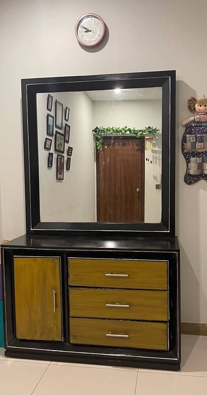 very good price bedroom set with dresser w/out mattress 0