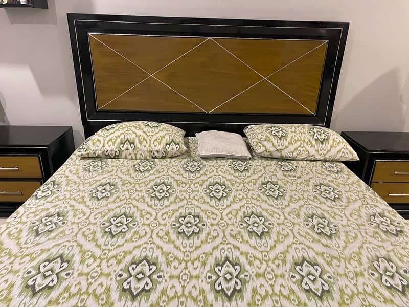 very good price bedroom set with dresser w/out mattress 7