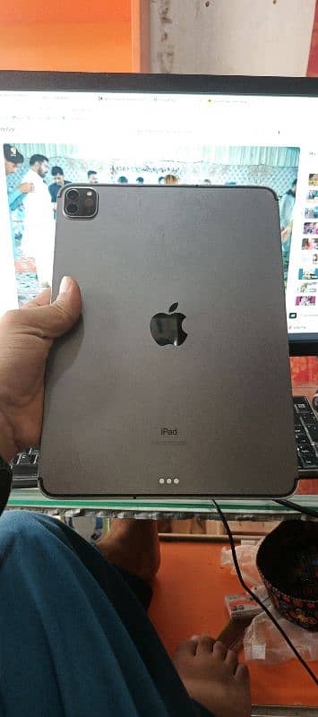 i pad 11 pro  256gp  10/9 4