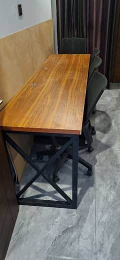 Solid, Spacious Computer Table for Sale – Like New!