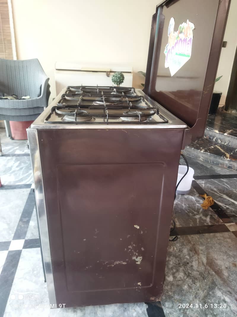 5 burner Corona cooking range with baking area 1