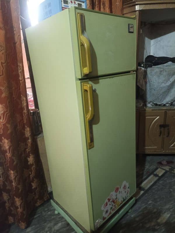 used dowlance fridge medium side 1