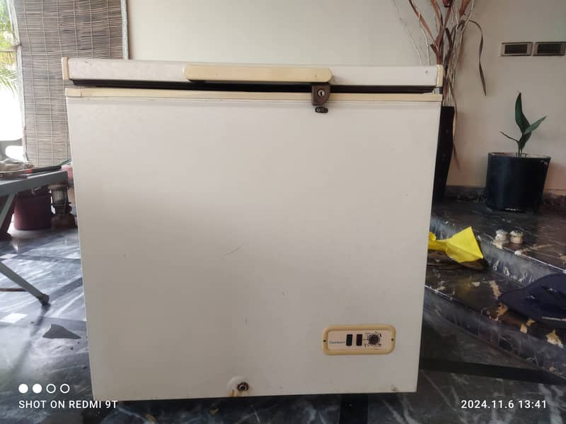 Dawlance single door freezer. 4