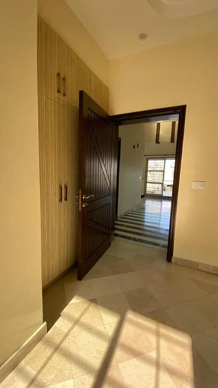 10 Marla Full House Is Available For Rent In DHA Phase 5 Lahore At Super Hot Location 100% orignal pictures . 3