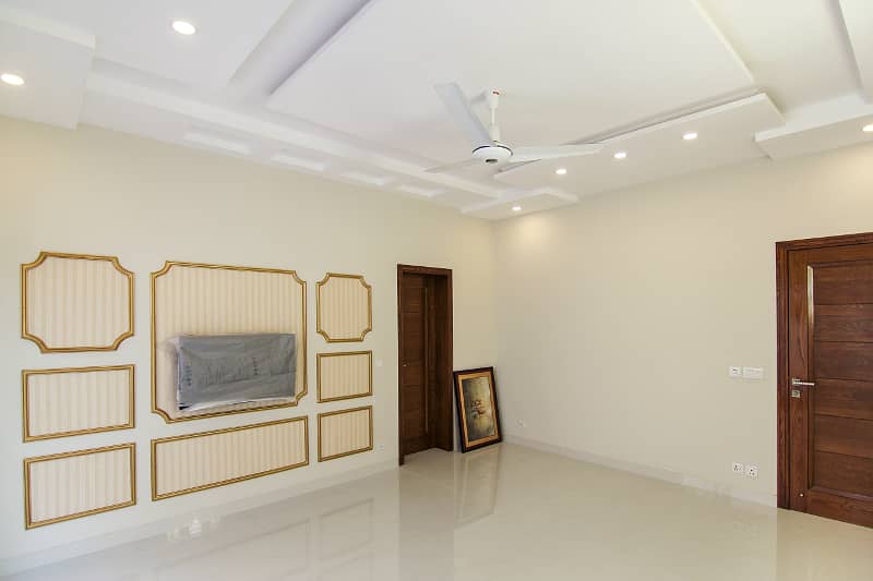 01 Kanal Slightly Used Well Maintained Like Brand New Modren Designe Bungalow For Sale In DHA Phase-4 Near To Park 6