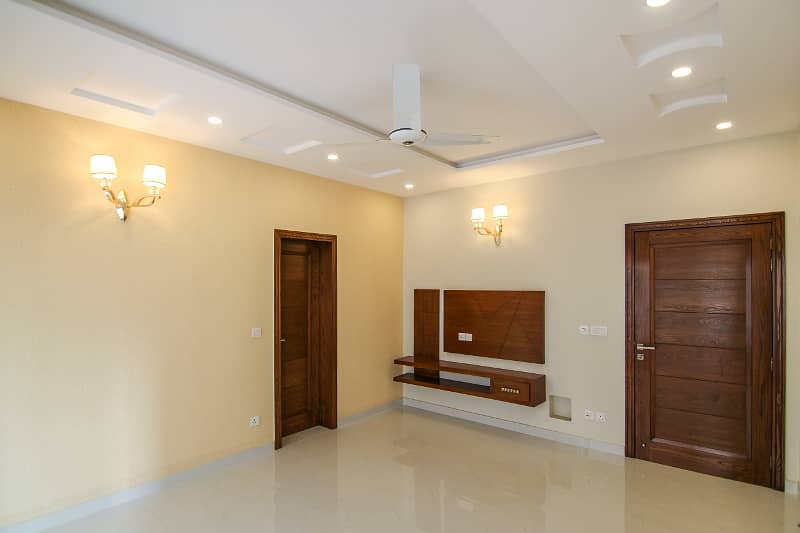 01 Kanal Slightly Used Well Maintained Like Brand New Modren Designe Bungalow For Sale In DHA Phase-4 Near To Park 8