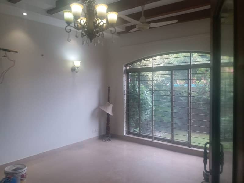 01 Kanal Slightly Used Well Maintained Like Brand New Modren Designe Bungalow For Sale In DHA Phase-4 Near To Park 18