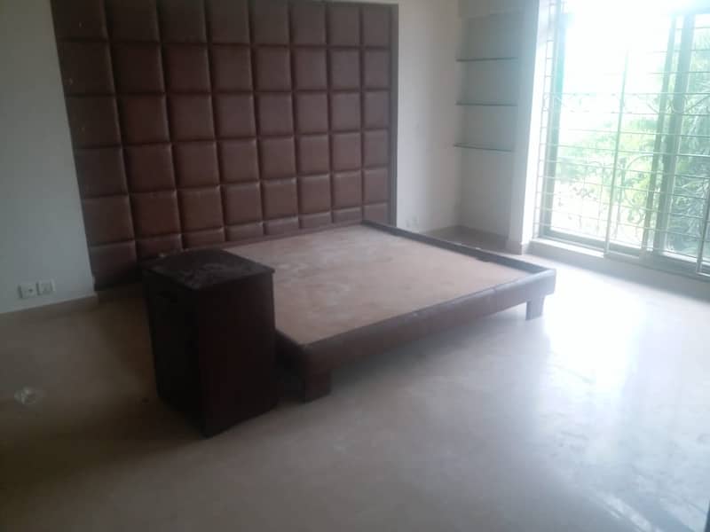 01 Kanal Slightly Used Well Maintained Like Brand New Modren Designe Bungalow For Sale In DHA Phase-4 Near To Park 23