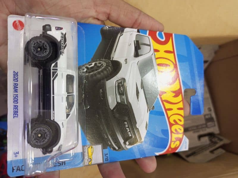 Hot Wheels Dinkes 10