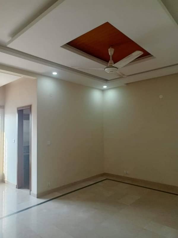 14 Marlas Upper Portion Available For Rent Near Market & Mosque G-13 5