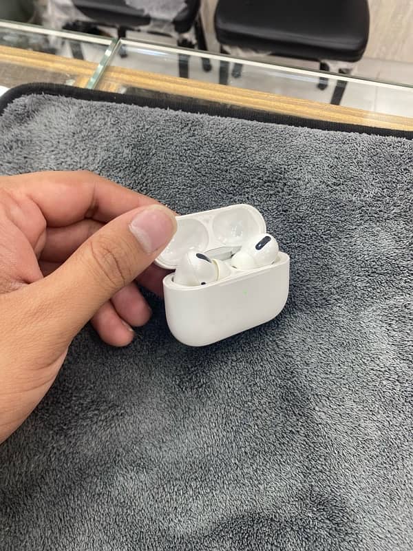 AirPods Pro (One ) 4