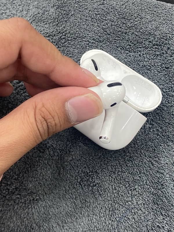 AirPods Pro (One ) 6