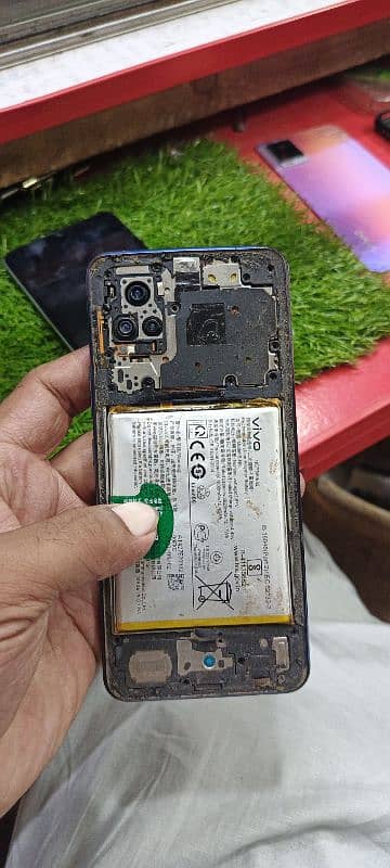 vivo v20 mutherbord all ok unit ded hi agr kisi k pas unt hi to whi 0