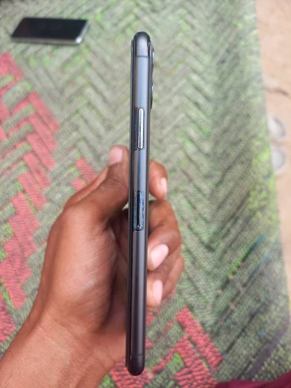 I phone 11 pro max 256gb non pta factory unlock 2months eSIM time hy 0