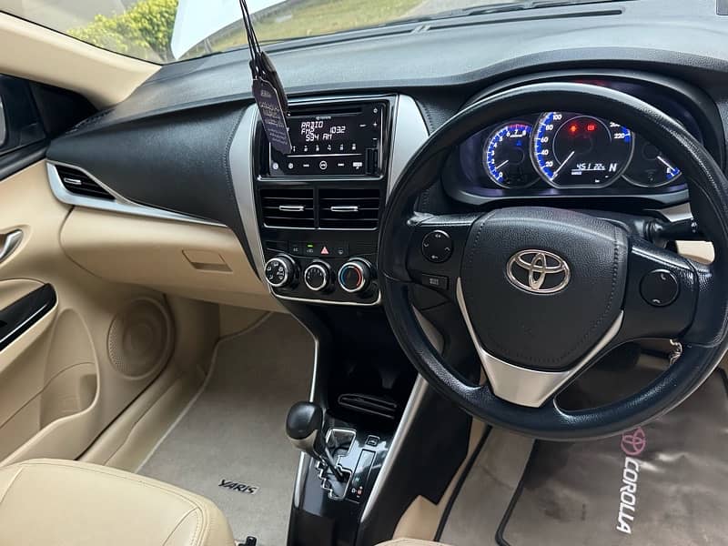 Toyota Yaris ativ cvt 8