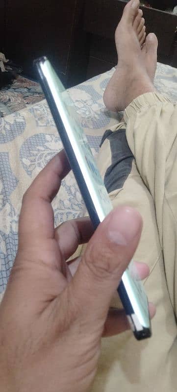 selling me motorola edge  6GB RAM 256GB ROM 10 of 10 condition 6