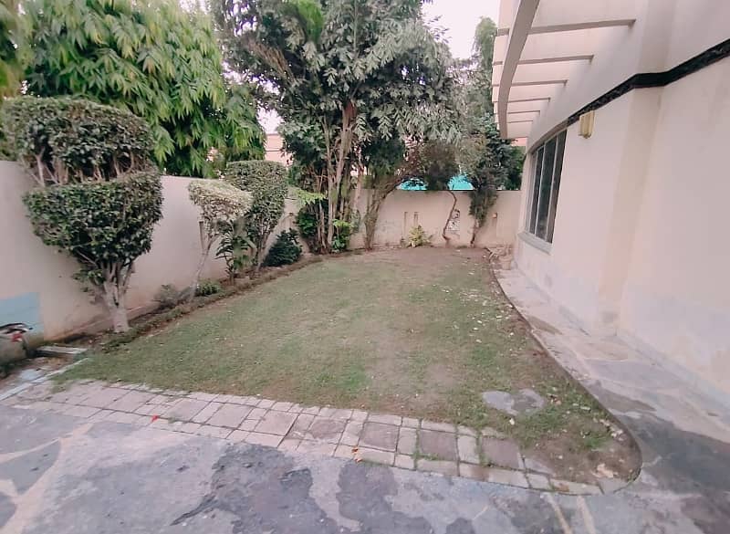 1 Kanal House For Rent IN DHA Lahore Phase 4 Near School 17