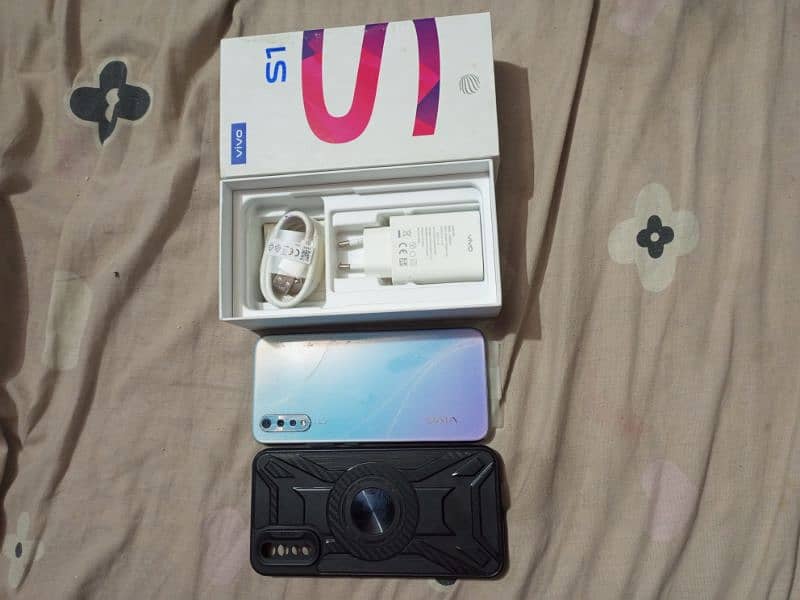 vivo s1 4GB Ram 128GB Rom all accessories complete with box. 0