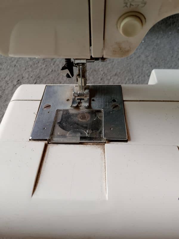 Libero KN-300DX compact sewing machine 0