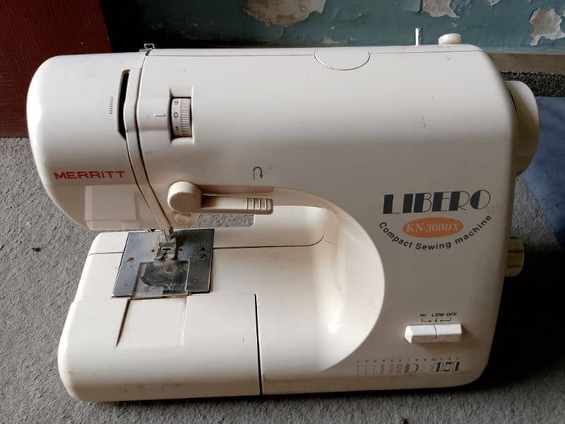 Libero KN-300DX compact sewing machine 1