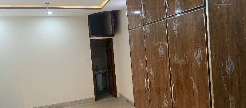 Flat No 3 for rent ka liya available hai 5