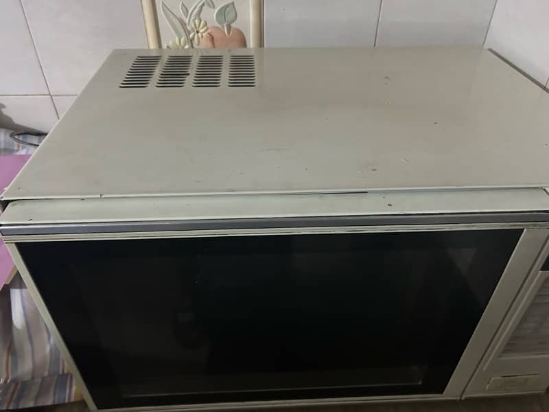 GoldStar Microwave Oven 1