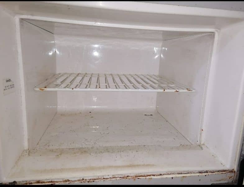 SG refrigerator very good condition 3