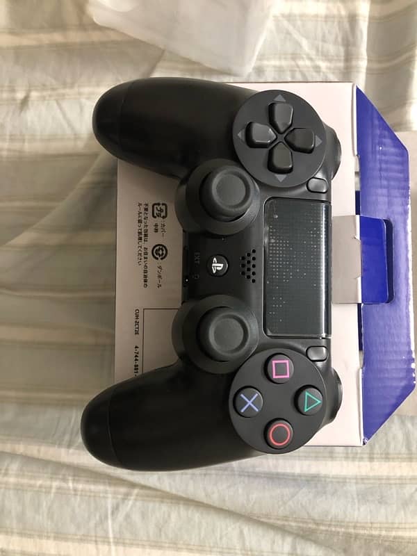 PS4 controller ORIGINAL V2 MINT CONDITION(negotiable) 1