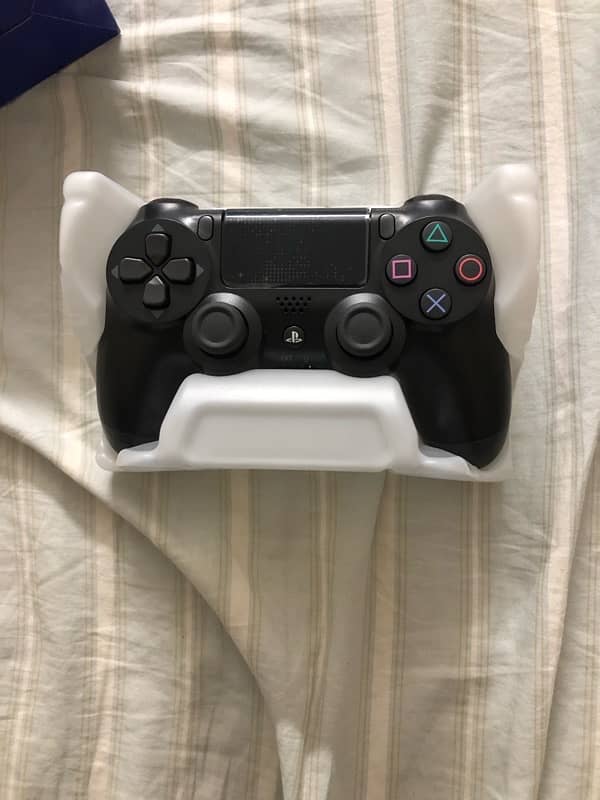 PS4 controller ORIGINAL V2 MINT CONDITION(negotiable) 2