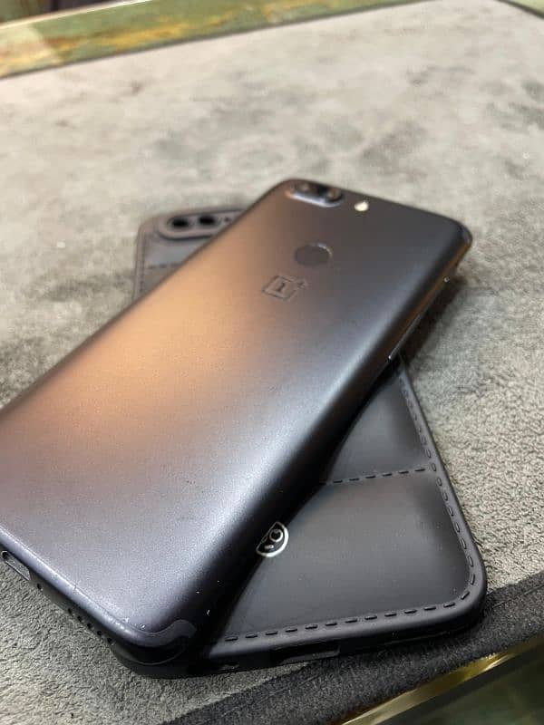 One Plus 5T ( 8,128 Gb ) 5