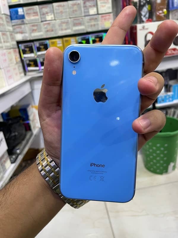 iPhone xr 64 gb water pack 10/10 factory unlock 5