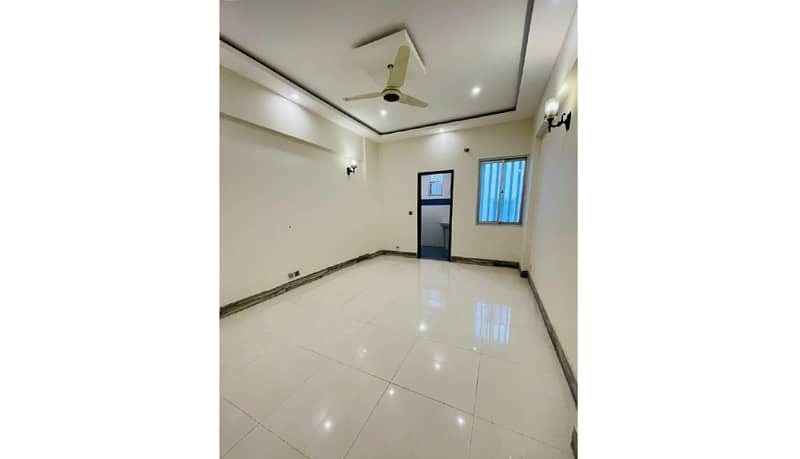 Clifton Block 5, 1800 Sqft, 3 Bed Apartment for Sale. 1