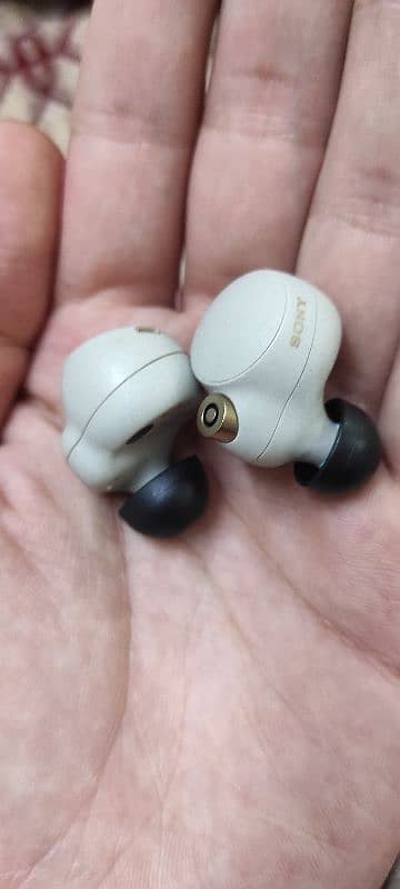 sony WF-1000xm4 earbuds 1