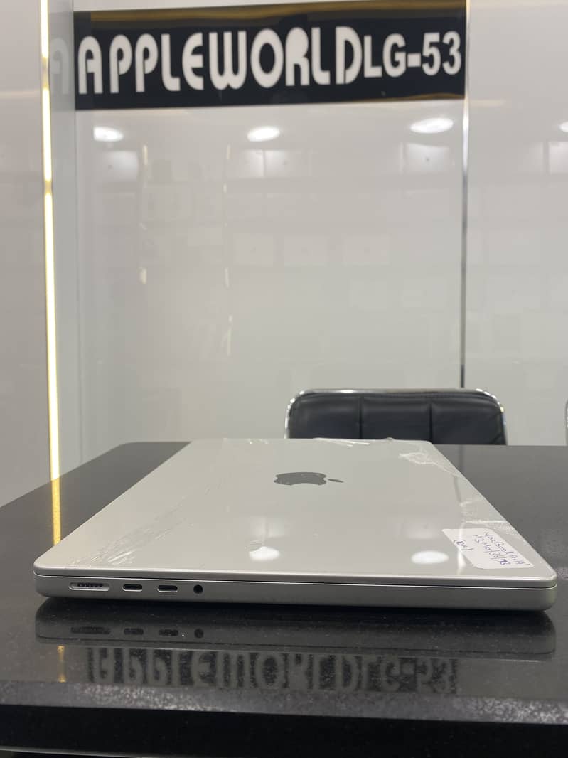 MacBook Pro 2023 M3 Max Chip Box Open Un-Used 3