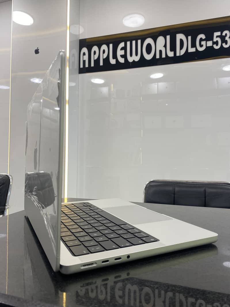 MacBook Pro 2023 M3 Max Chip Box Open Un-Used 4