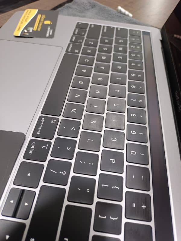 LIKE NEW MACBOOK PRO 2019 TOUCHBAR I5 Q-C 16GB 512GB ONE MONTH WARANTY 2