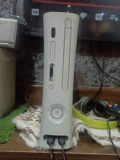 Xbox 360 Jasper White Console With Two Controllers. 0