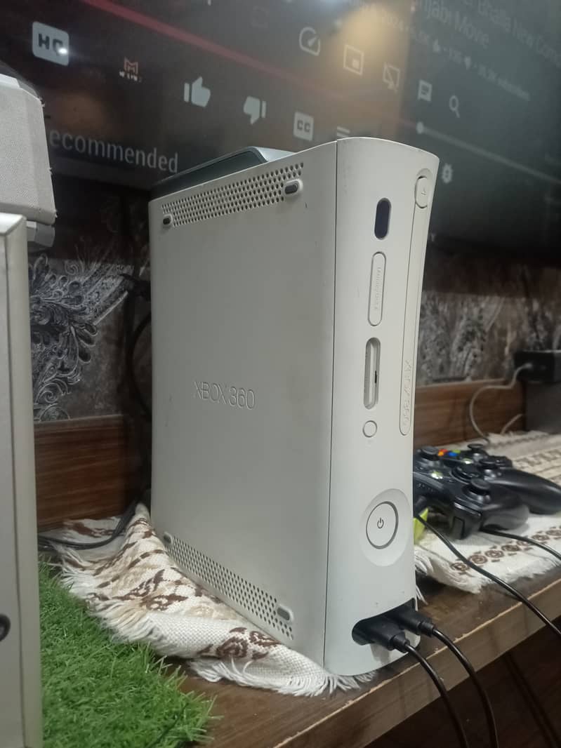 Xbox 360 Jasper White Console With Two Controllers. 1