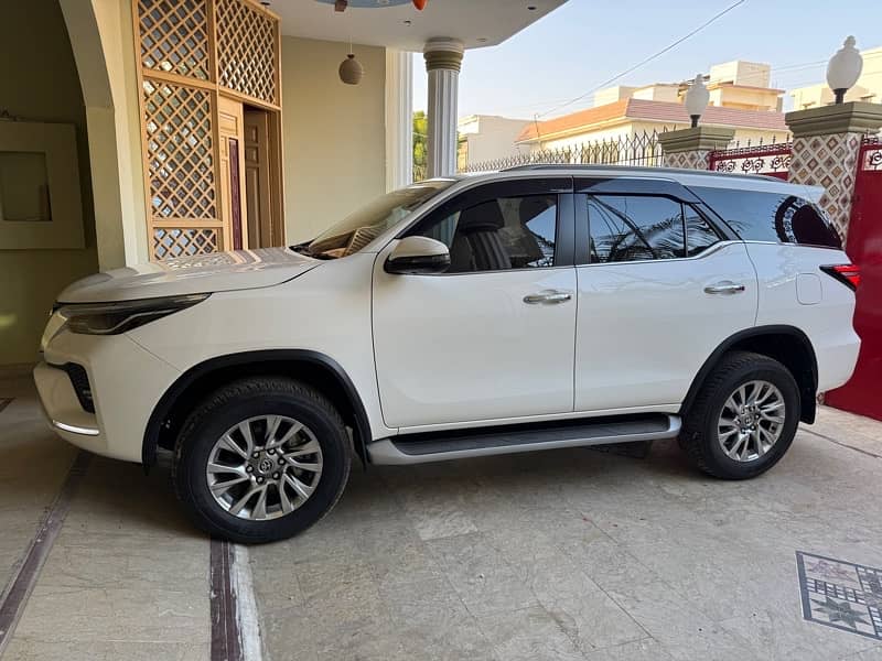 Toyota Fortuner V 2022 0