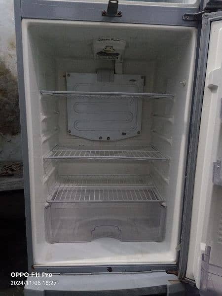 Large size  freezer Dawlancs. . . 3